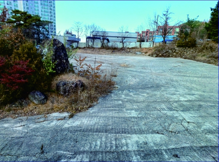 본건 (2) 토지. 바닥포장. 석축 등