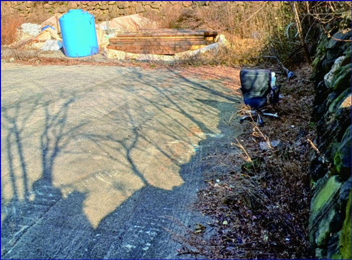 본건 (2) 토지. 바닥포장. 석축