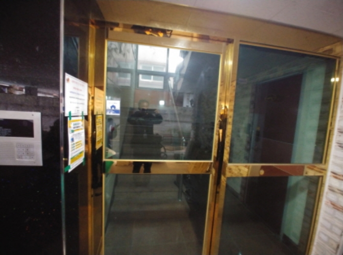 건물 출입구 부분