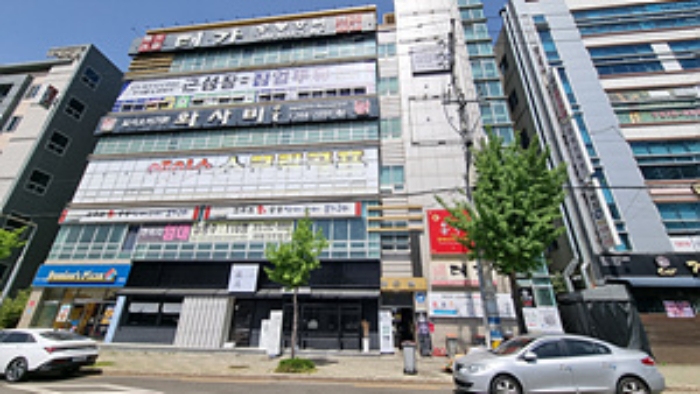 반대편 도로에서