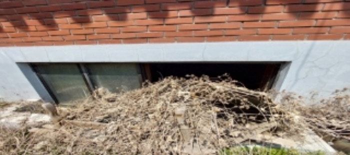 목록2 건물 일부(지하실 창문) 전경