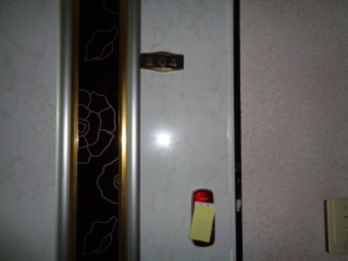 목록2의 다가구주택 204호 출입문 전경