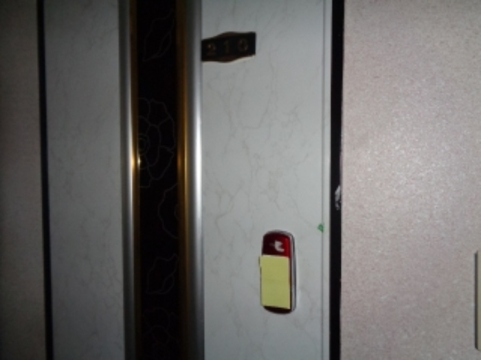 목록2의 다가구주택 210호 출입문 전경