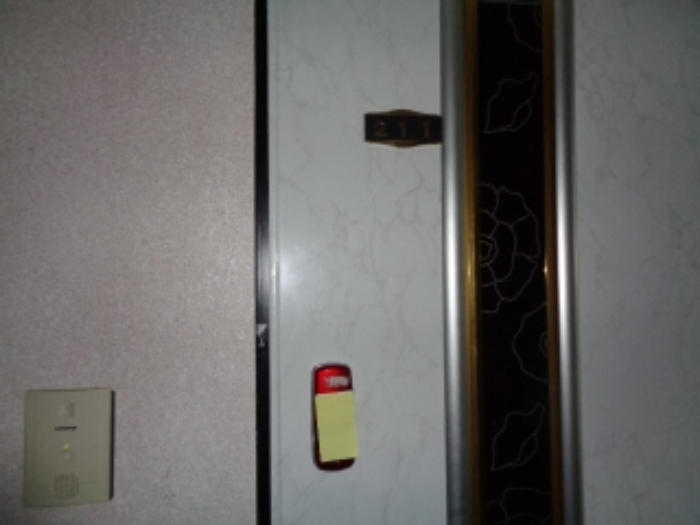 목록2의 다가구주택 211호 출입문 전경