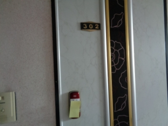 목록2의 다가구주택 302호 출입문 전경