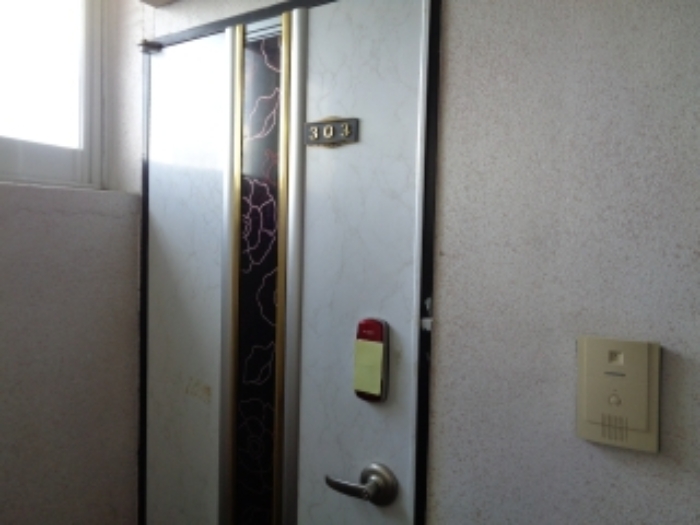 목록2의 다가구주택 303호 출입문 전경