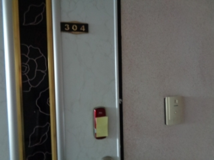 목록2의 다가구주택 304호 출입문 전경