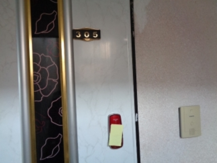 목록2의 다가구주택 305호 출입문 전경