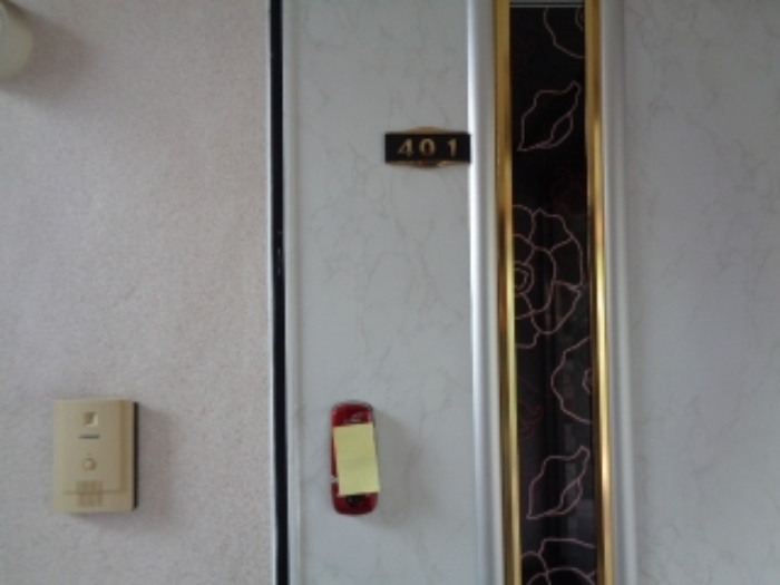 목록2의 다가구주택 401호 출입문 전경