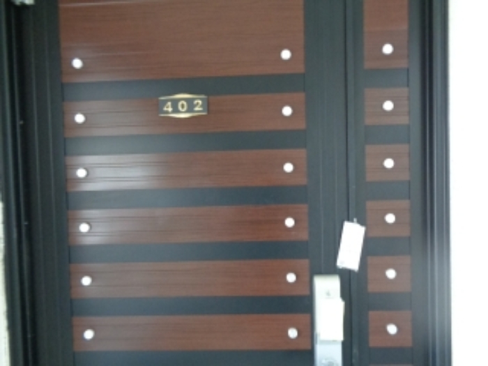 목록2의 다가구주택 402호 출입문 전경