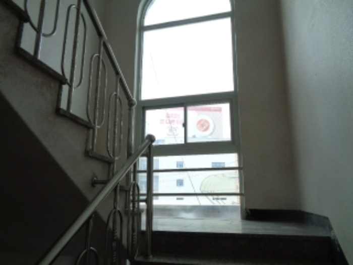 목록2의 다가구주택 옥탑 계단 전경