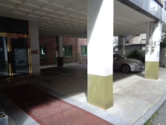 목록2의 1층 주차장 전경