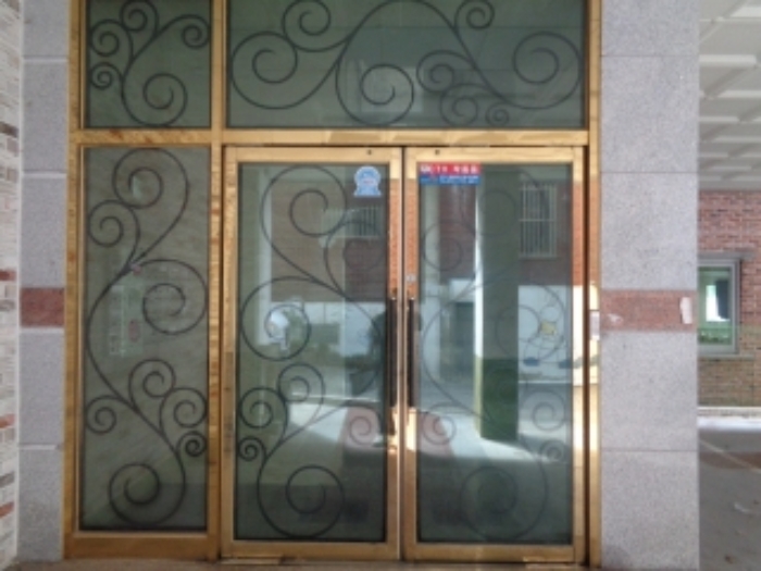 목록2의 공동현관문 전경