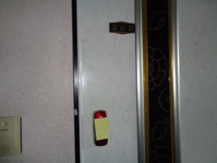 목록2의 다가구주택 202호 출입문 전경