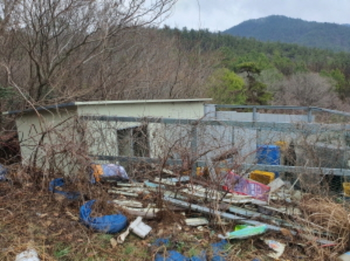 부동산표시 10번지상 제시외 건물(견사) 전경
