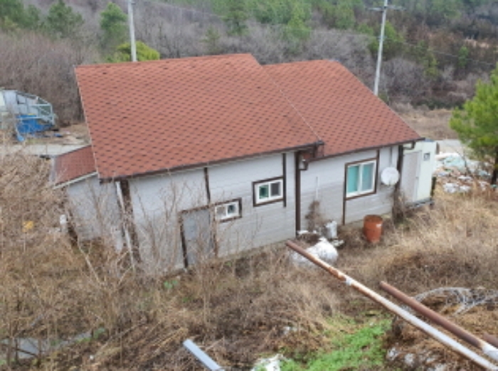 부동산표시 10,11,14번지상 제시외 건물(관리사) 전경