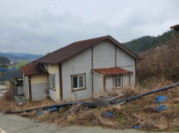 부동산표시 10,11,14번지상 제시외 건물(관리사) 전경