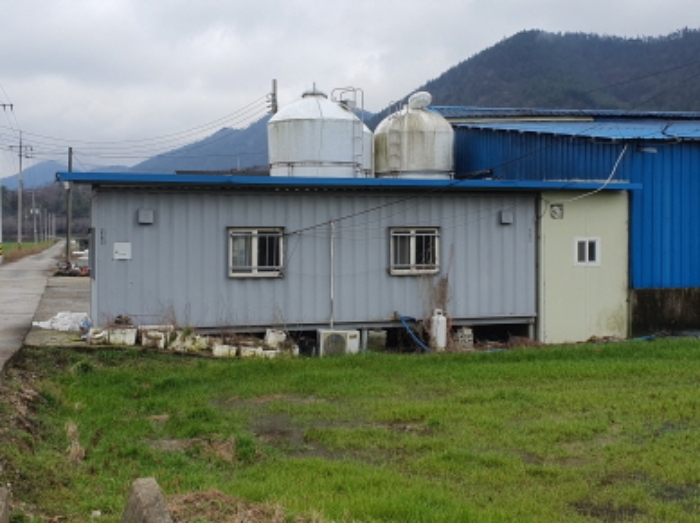 부동산표시 3번지상 제시외 건물(관리사)후면 전경