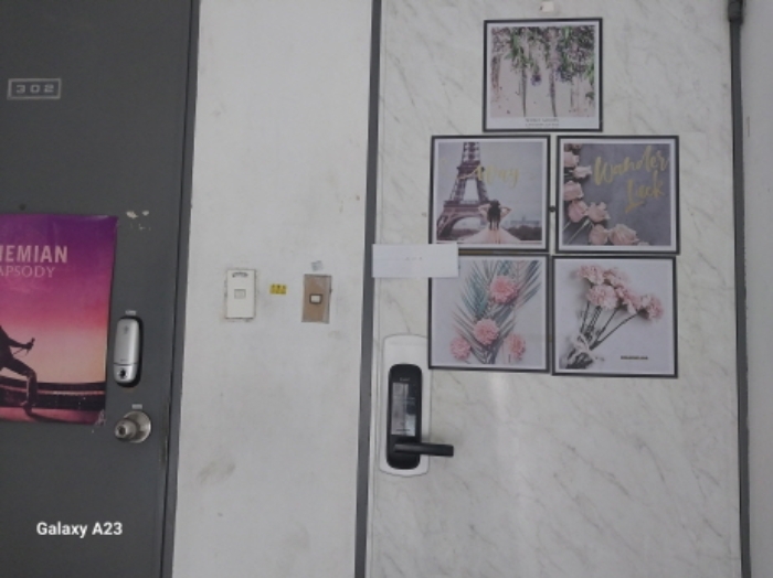 위 목적물의 출입문(303호)