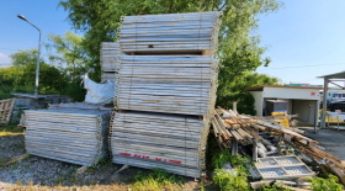 목록8 토지상 적치물(철제파이프 철판모양 건설자재)