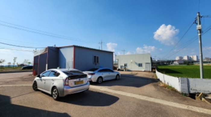 목록8 토지상에 있는 철제 컨테이너