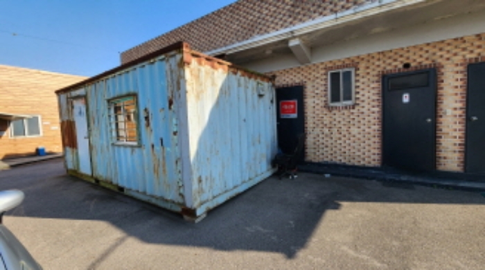 목록11 토지상에 있는 철제 컨테이너(사무실 용도로 보임)