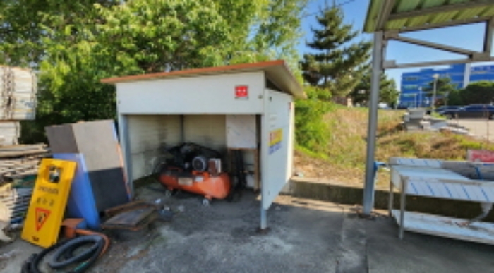 목록8 토지 전경 및 제시 외 구조물, 콤프레샤