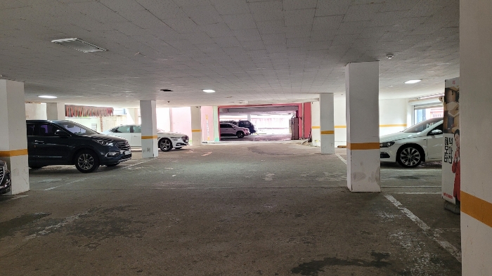 건물 1층 주차장