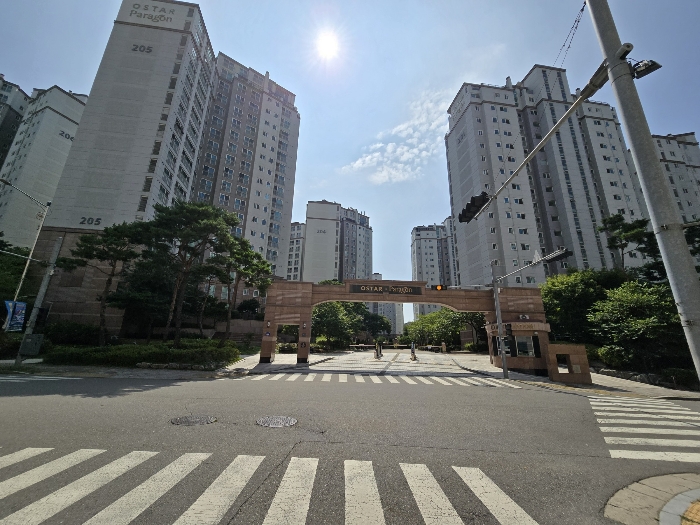 단지 입구 전경