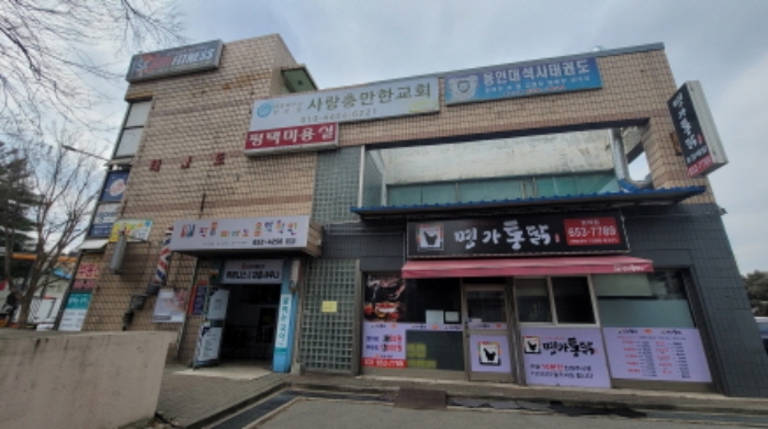 상가동 측면(이곳에 지하층으로 내려가는 출입문이 있음)