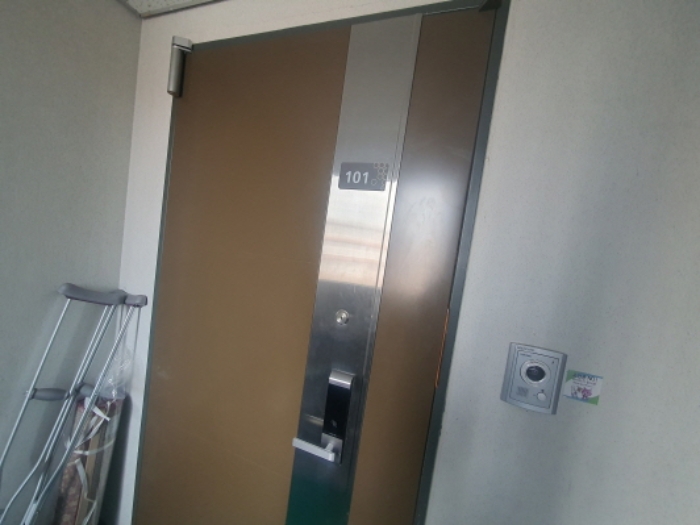 101호 현관문