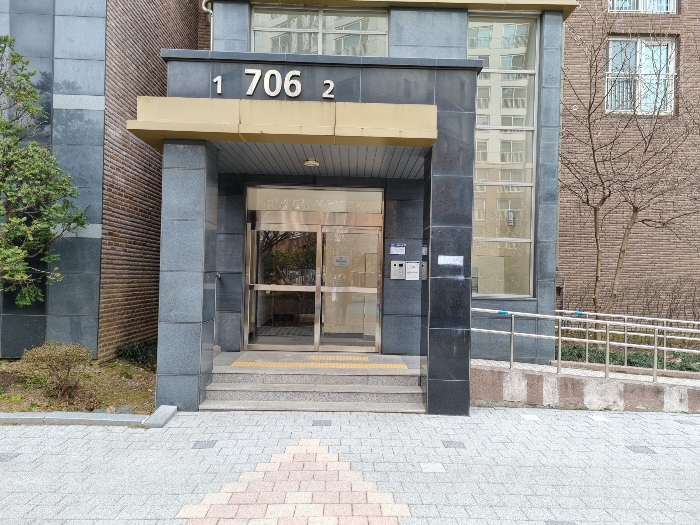 706동 1-2호 라인 입구