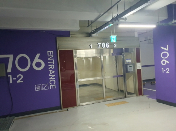 706동 주차장 공동출입구