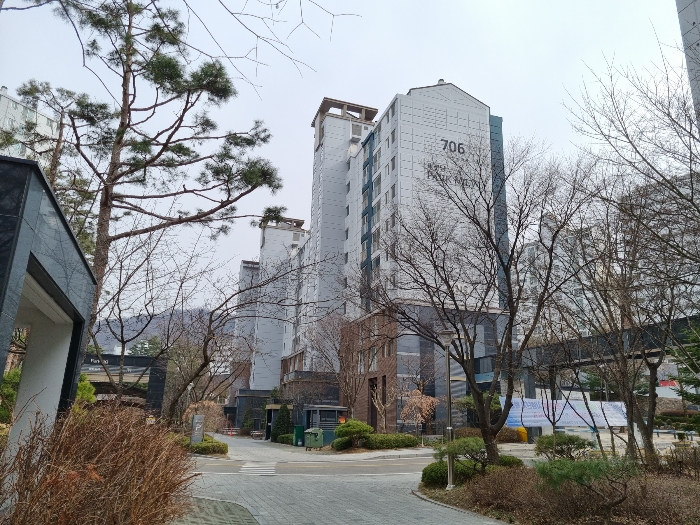 706동 측면