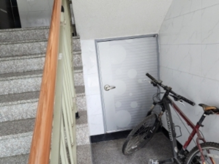 1층 계단 밑 창고