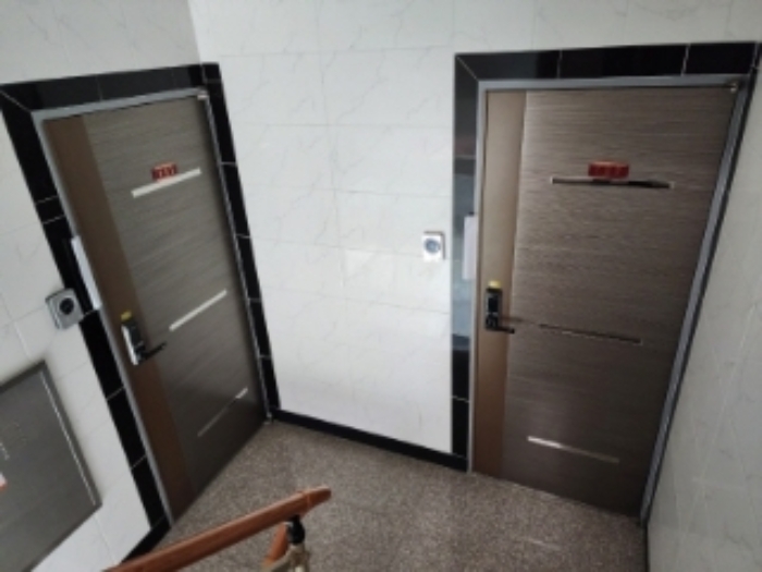 1층 각호실 출립문