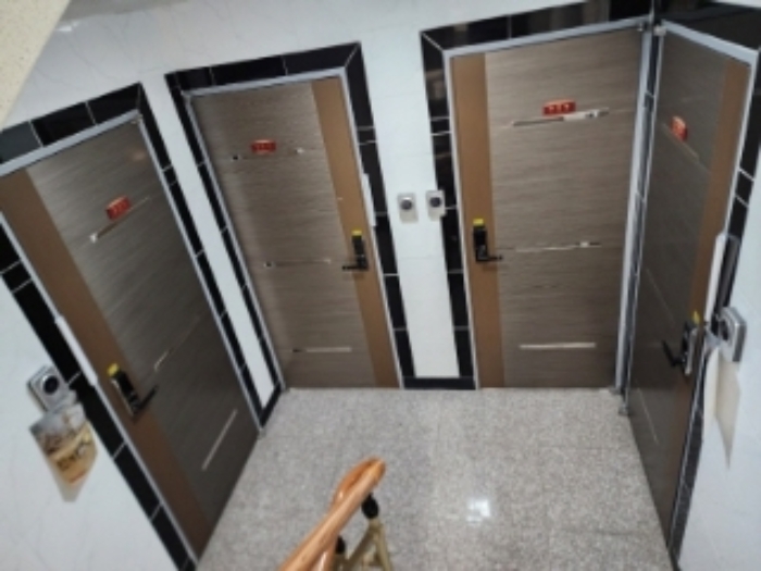 2층 각호실 출립문