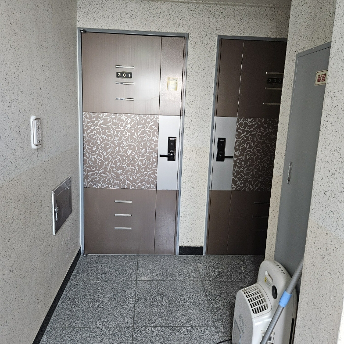 본건 세대 현관문