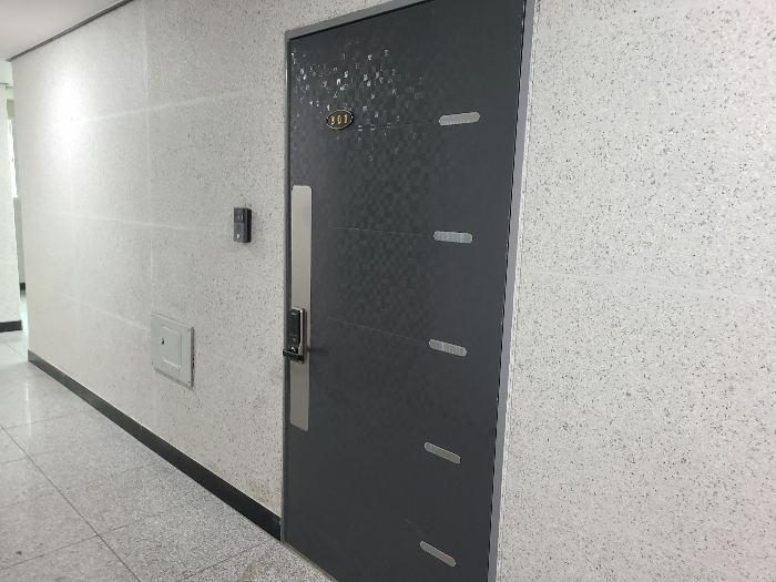 본건 3층 301호 현관