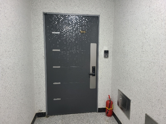 본건 2층 202호 현관