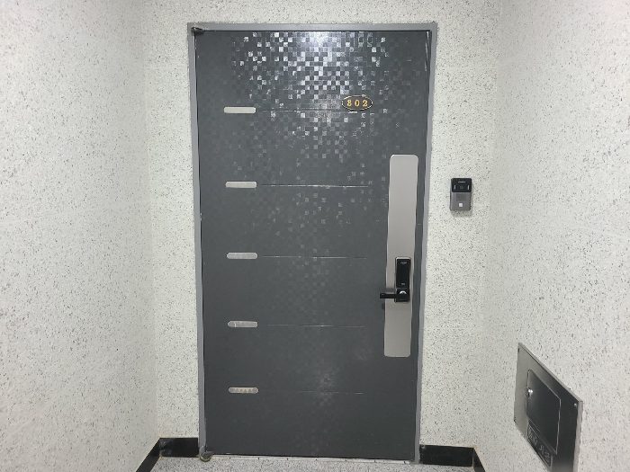 본건 3층 302호 현관