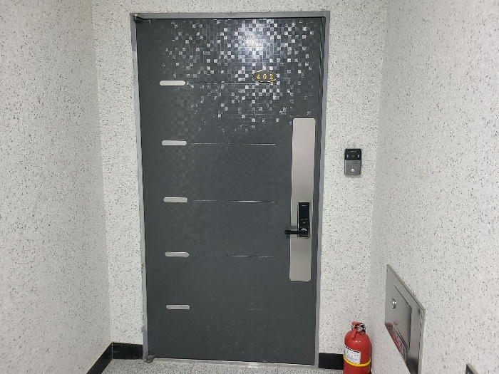 본건 4층 402호 현관