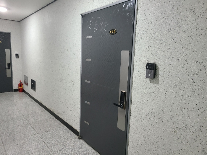 본건 2층 203호 현관