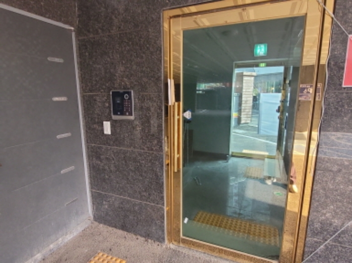 - 본건 건물 공동출입구