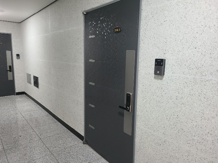 본건 3층 303호 현관