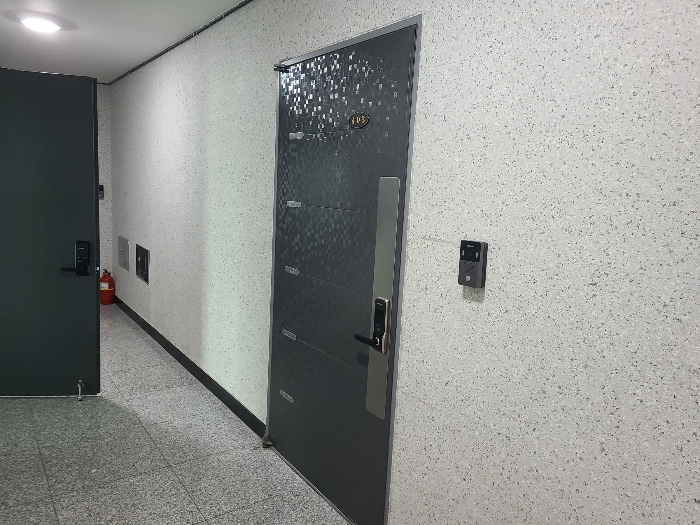 본건 4층 403호 현관