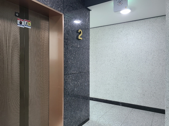 본건 건물 2층 복도