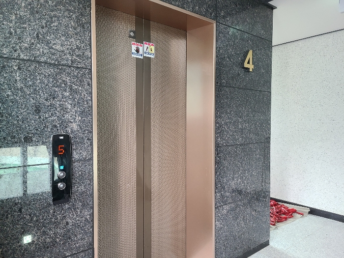 본건 건물 4층 복도