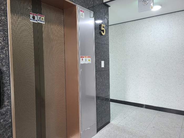 본건 건물 5층 복도