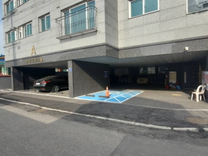 - 본건 건물 1층 주차장